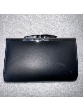 New Vtg Mundi Genuine Leather Black Kisslock Coin Purse Wallet Silver Hardware